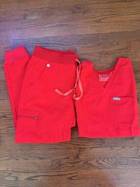 FIGS Red Catarina (S) and Zamora (M) Scrub Set